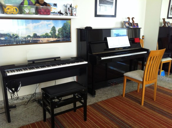 Piano Fritz Dobbert e piano digital da Roland: ideais para turminhas iniciantes e aulas individuais mais avançadas